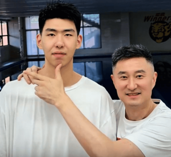 鸿满仓 将相和!宏远全队为杜锋庆生徐昕红脸主动祝福,杜导鼓励:好好加油!